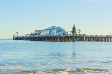 Santa Barbara, California - 29 Aralık 2025: Stearns Wharf 'ın sakin denize uzanan, iskelenin mimarisini ve Santa Barbara kıyı şeridini gözler önüne seren sakin panoramik çekimi.