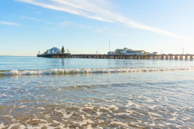 Santa Barbara, California - 29 Aralık 2025: Iconic Stearns Wharf, Santa Barbara kıyılarından seyredilen sakin Pasifik Okyanusu 'na uzanır..