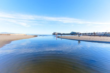Santa Barbara, California - 29 Aralık 2025: Uçsuz bucaksız, parlak mavi gökyüzünün altında Stearns Wharf 'ın görülebildiği okyanusa dökülen bir halterin alçak açılı perspektifi.