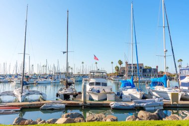 Okyanus Kenarı, Kaliforniya - 28 Aralık 2025: Okyanus kıyısındaki hareketli limana yanaşmış sayısız yat ve yelkenlinin manzarası, sakin mavi gökyüzünü yansıtıyor..