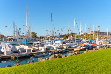 Okyanus Kenarı, Kaliforniya - 28 Aralık 2025: Okyanus Kıyısı 'nın geniş manzarası, limanlara demirlemiş sayısız tekne, yat ve yelkenli sergileniyor, canlı marina yaşamını yansıtıyor..