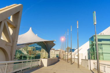 San Diego Kongre Merkezi, güneşli bir Kaliforniya gününde açık mavi gökyüzüne karşı ikonik beyaz gerilme kumaş yelkenleri ve modern cam mimariye sahiptir..