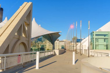 San Diego Kongre Merkezi mimari ayrıntıları ikonik beyaz gerilme kumaş çatı yelkenleri ve açık mavi Kaliforniya gökyüzünün altında gezinti pistini gösteriyor.