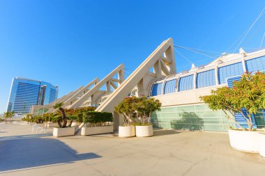 San Diego Kongre Merkezi, açık bir günde liman bölgesine bakan cam paneller ve beton desteklerle modern mimari tasarımını sergiliyor..