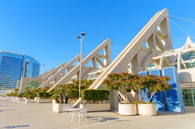 San Diego Kongre Merkezi 'nin modern mimari detayları ikonik üçgen kirişler, ekicilerle açık hava terası ve kentsel gökyüzü arka planı içerir..