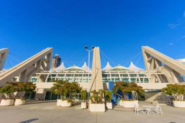 San Diego Kongre Merkezi 'nin modern mimari tasarımı, Kaliforniya' da açık mavi gökyüzünün altında ikonik beyaz gerilim yelkenleri ve beton sütunlar barındırıyor..