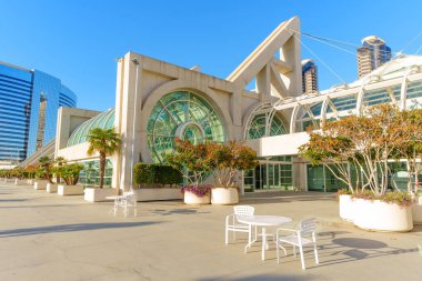 San Diego Kongre Merkezi, şehir merkezindeki liman bölgesinde sembolik modern cam mimari ve açık hava oturma alanlarını gözler önüne seriyor..