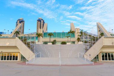 San Diego Kongre Merkezi, Güney Kaliforniya 'da parlak mavi bir gökyüzünün altında palmiye ağaçları bulunan büyük bir açık hava merdiveni ve modern mimari tasarıma sahiptir..