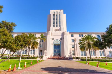 San Diego, California - 30 Aralık 2025: San Diego İdari Merkezi açık mavi gökyüzüne karşı dimdik ayakta duruyor..