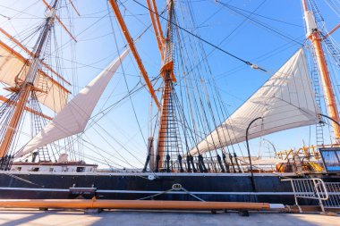 San Diego, California - 30 Aralık 2025: açık mavi Kaliforniya gökyüzü altında, San Diego Denizcilik Müzesi 'nde Hindistan Yıldızı' nın yelkenleri ve ipleri..