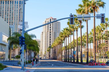 San Diego, California - 30 Aralık 2025: San Diego, Kaliforniya 'da Harbor Drive' a bakıyorum, sıra sıra palmiye ağaçları kongre merkezi ve otellerin yakınında..
