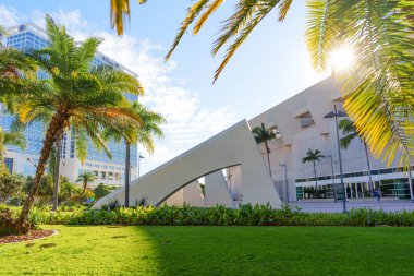 San Diego, California - 30 Aralık 2025: Üçgen heykel arka planda Hilton Bayfront otelinin bulunduğu San Diego Kongre Merkezi 'nin dışındaki meydanda duruyor.