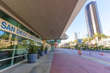 San Diego, California - 30 Aralık 2025: San Diego Kongre Merkezi 'nin çağdaş mimarisi, açık tabela, yansıtıcı pencereler ve modern gökdelenlerin arka planı.