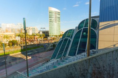 San Diego, California - 30 Aralık 2025: San Diego Kongre Merkezi 'nin kendine özgü cam kemerlerinin mimari görünümü, canlı şehir ve yüksek binaların panoramik zemin.