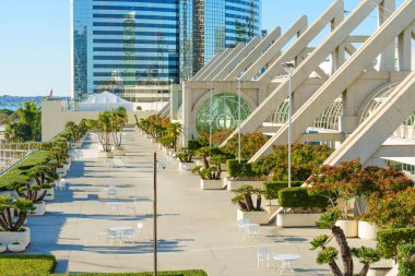 San Diego, California - 30 Aralık 2025 San Diego Kongre Merkezi 'ndeki sakin çatı bahçesi şehrin gökyüzü ve körfez manzaralı yemyeşil bir kaçış öneriyor..