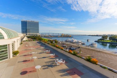 San Diego, California - 30 Aralık 2025: Geniş panoramik manzara, San Diego Kongre Merkezi 'nin açık hava terasını, çeşitli teknelerle dolu hareketli bir marinayı, Hilton Otel' i yakalıyor.