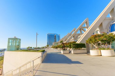 San Diego, Kaliforniya - 30 Aralık 2025: San Diego Kongre Merkezi 'nde yükseltilmiş yürüyüş yolu, verimli ekicilerle modern tasarımın bir karışımını sunuyor, parlak cam bir asansör..