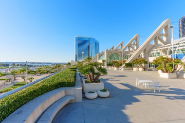 San Diego, California - 30 Aralık 2025: San Diego Kongre Merkezi 'nin güneşten sırılsıklam olmuş çatı terası, beyaz oturma alanları ve dekoratif ekicilerle dolu..