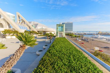 San Diego, California - 30 Aralık 2025: Modern San Diego kıyı şeridi çarpıcı mimari, yeşil alanlar, yatlı canlı bir marina ve ikonik Coronado Köprüsü sergilenmektedir..