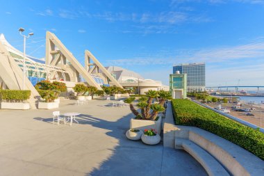 San Diego, California - 30 Aralık 2025: Sunlit San Diego Kongre Merkezi terası çarpıcı mimari özellikler, verimli peyzaj ve körfez ve şehir panoramik manzarası ile övünüyor.
