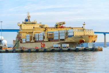 San Diego, California - 30 Aralık 2025: Büyük Dole Karayip konteynır gemisi Coronado Köprüsü yakınlarındaki kargo operasyonlarıyla birlikte aktif olarak San Diego limanına yanaştı..