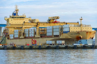 San Diego, California - 30 Aralık 2025: San Diego limanındaki Dole Karayip kargo gemisinin pruva ve konteynırlarının detaylı görüntüsü.