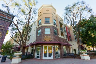 Perris, California - 6 Aralık 2025: Riverside County 'de modern mimari, tuğla cephesi ve profesyonel peyzaj içeren Perris Mühendislik Departmanı.