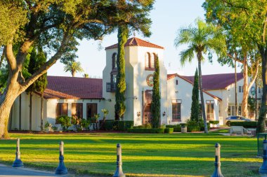 Perris, California - 6 Aralık 2025: Kaliforniya 'da Perris Union Lisesi' nin İspanyol Kolonyal Uyanış mimarisi, kırmızı kiremit çatıları ve saat kulesinin yer aldığı tarihi cephesi.