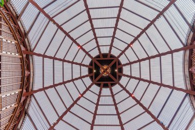 Karmaşık ahşap levhalar, San Diego, California 'daki tarihi Botanik Binası' nın alçak açılı çekiminde geometrik bir kubbe oluşturur..