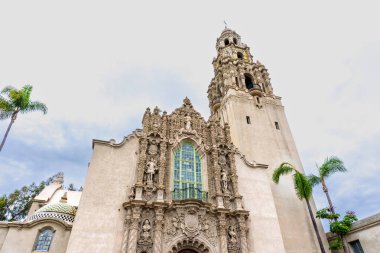 San Diego, California - 31 Aralık 2025: Balboa Park, San Diego 'daki ABD Müzesi' ndeki karmaşık oymalar ve yükselen California Kulesi 'nin alçak açılı görüntüsü.