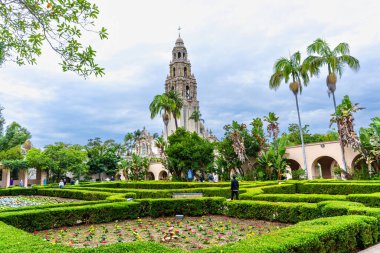 San Diego, California - 31 Aralık 2025: Görkemli Kaliforniya Kulesi San Diego 'daki Alcazar Bahçesi' nin yemyeşil ve manikürlü çitlerinden yükseliyor.