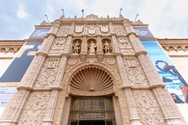 San Diego, California - 31 Aralık 2025: Botanik Binası 'nın yan evi ve Balboa Park, San Diego' da palmiye ağaçlarıyla çevrili bahçelerin manzarası.