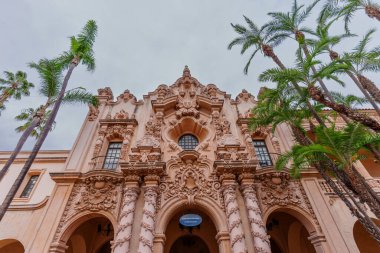 San Diego, Kaliforniya - 31 Aralık 2025: San Diego 'da Casa del Prado' nun son derece detaylı Churrigueresk mimarisi ve süslemelerinin alçak açılı görüntüsü.