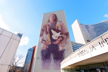 Viyana, Avusturya - 25 Şubat 2026: Beyaz güvercin taşıyan ve barışı sembolize eden büyük bir duvar resmi, Viyana Uluslararası Merkezi bünyesinde UNO olarak bilinen bir binayı süslüyor..