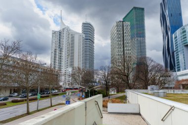 Viyana, Avusturya - 24 Şubat 2026: Viyana 'nın 22. Bölgesindeki modern cam gökdelenlerin yanında beyaz Hochhaus Neue Donau kulesine çarpmak.
