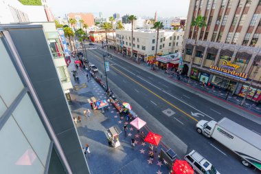 Los Angeles, Kaliforniya - 29 Ocak 2026: Hollywood Bulvarı yüksek açı manzarası Los Angeles, Kaliforniya 'da Ünlüler Yolu, tarihi mimari ve palmiye ağaçları yer almaktadır..