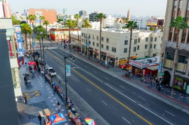 Los Angeles, Kaliforniya - 29 Ocak 2026: Hollywood Bulvarı Los Angeles, Kaliforniya 'da gökyüzü altında ünlü Şöhret Yürüyüşü yıldızları, palmiye ağaçları ve tarihi binalar sergileniyor.