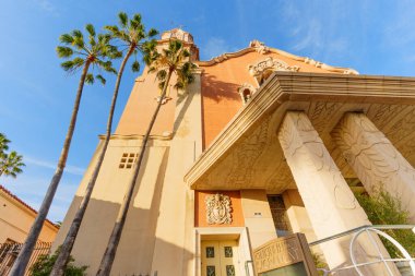 Los Angeles, Kaliforniya - 29 Ocak 2026: Hollywood 'daki Kutsanmış Ayin Kilisesi' nin girişindeki sütunların ve İspanyol Koloni mimarisinin dramatik perspektifi.