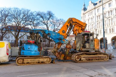 Viyana, Avusturya - 24 Şubat 2026: Hidrolik, Friedrich-Schmidt-Platz, Viyana, Avusturya yakınlarındaki kentsel altyapı çalışmaları için konumlanmış kazıcıları izledi.