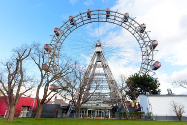 Viyana, Avusturya - 24 Şubat 2026: Wiener Riesenrad dev dönme dolap kuleleri Prater Park üzerinde mavi gökyüzüne karşı, Avusturya 'nın ünlü dönüm noktasının tarihsel özünü yakalıyorlar..