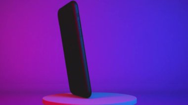 3d cep telefonunu kapat, ekranda boş boşluk, renkli pembe ve mor neon arkaplan renkleriyle birlikte kaide animasyonunda döndür. 