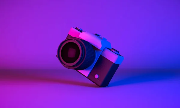 Рендеринг Реалистичный Макет Наклонной Винтажной Камеры Неоново Голубой Фиолетовый Цвет — стоковое фото