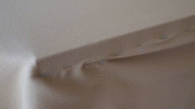 Amerikan bilardosunun oyun yüzeyi (yatak masası) üzerine yeni bir bilardo bezi germe işlemi (Amerikan bilardosu)).