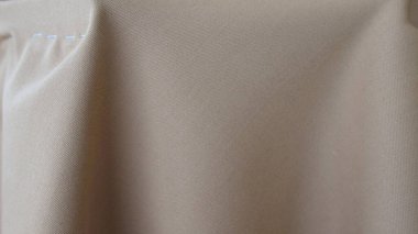 Amerikan bilardosunun oyun yüzeyi (yatak masası) üzerine yeni bir bilardo bezi germe işlemi (Amerikan bilardosu)).