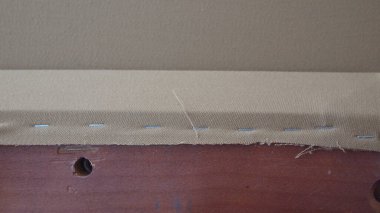 Amerikan bilardo tahtalarına yeni bir bilardo bezi germe işlemi (Amerikan havuzu)).