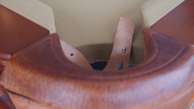 Amerikan bilardosunun üzerine deri bir bilardo cebi (Amerikan havuzu)).