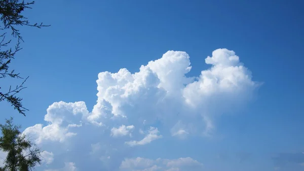 Enorme Nube Blanca Sobre Fondo Cielo Grecia Halkidiki — Foto de Stock