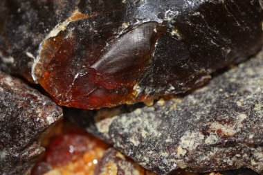 Bulanık bir arkaplanda soyutlama şeklinde kehribarın uç makrosu