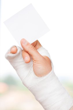 Kırık el bir not tutarak