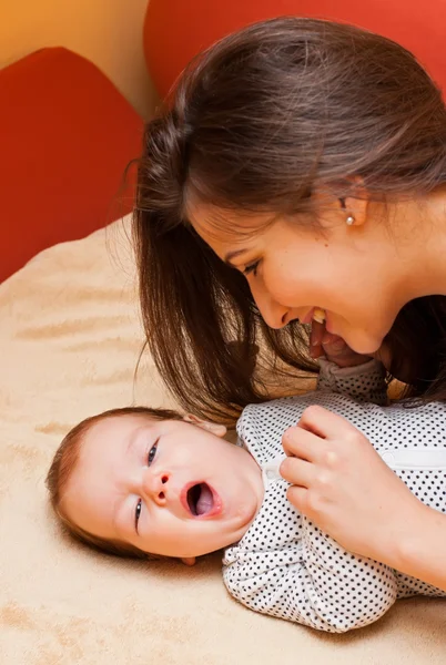 Mère jouant avec bébé — Photo